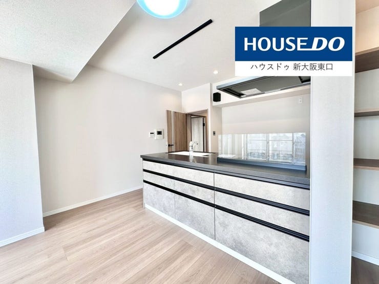 システムキッチンの前面に収納があり、非常に便利です。