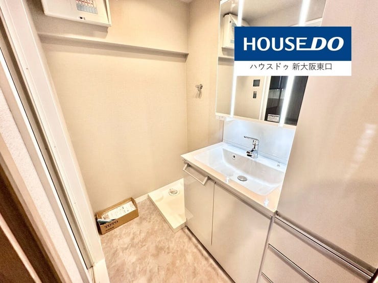 脱衣所には洗濯機置場があります。
余裕のあるスペースでドラム式洗濯機も設置可