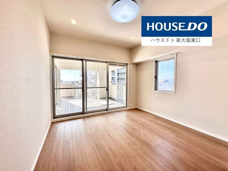 こちらのお部屋は二面採光
隣人の居住されているお部屋と隣接していませんので、多少大きな音を出して映画など楽しんでも良いのではないでしょうか。