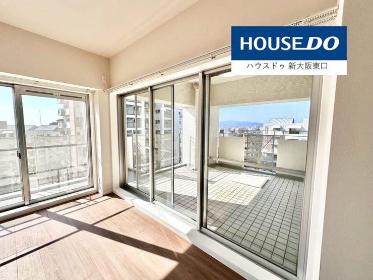 リビングとテラスが繋がっており、開放感がございます。