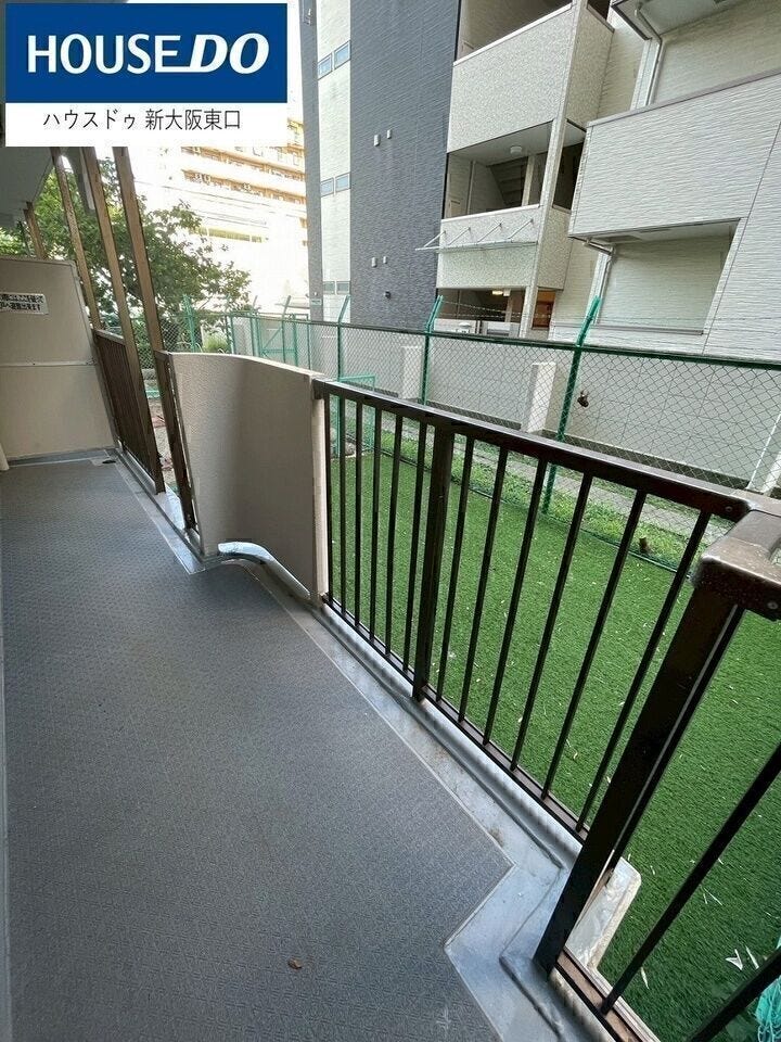 こちらのお部屋の特別な魅力
専用庭です。人工芝となっています。