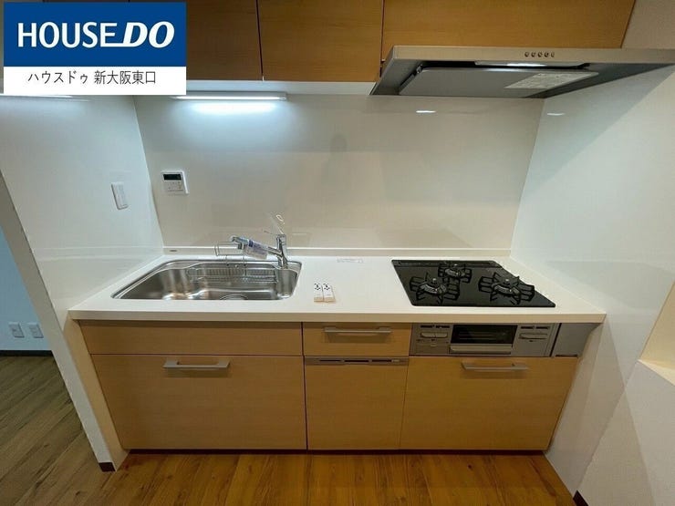 キッチンは新品交換済み。
人工大理石の天板なので、くすまなくていつまでもキレイです。