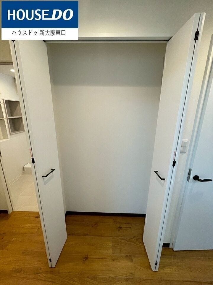 廊下の収納。
ご家族共有のお荷物はこちらへ