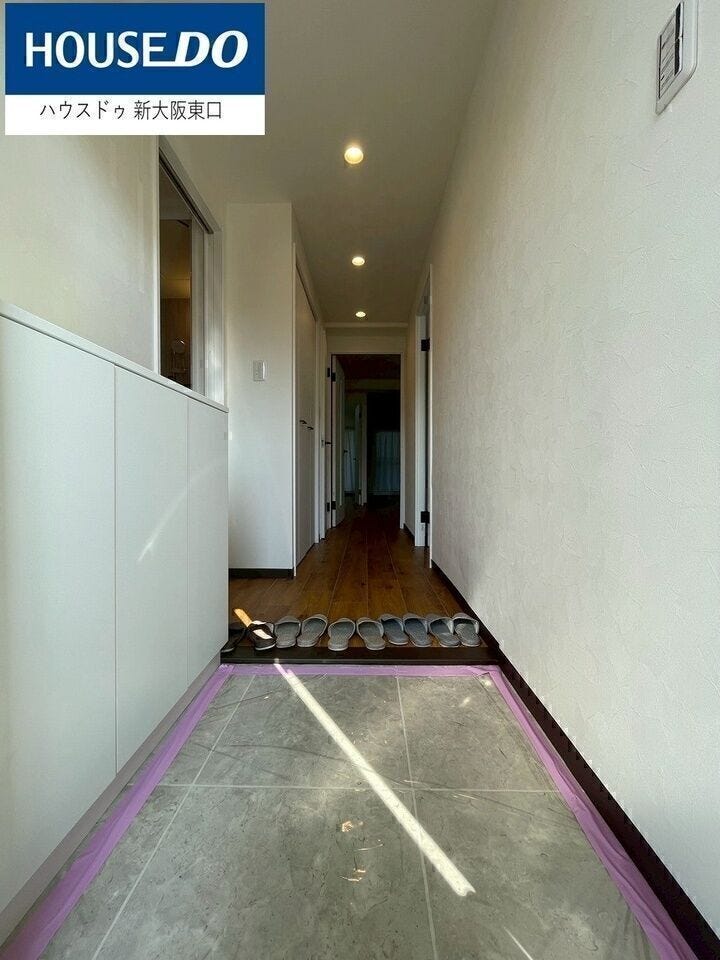 玄関もダウンライトなので足元とても明るいです。