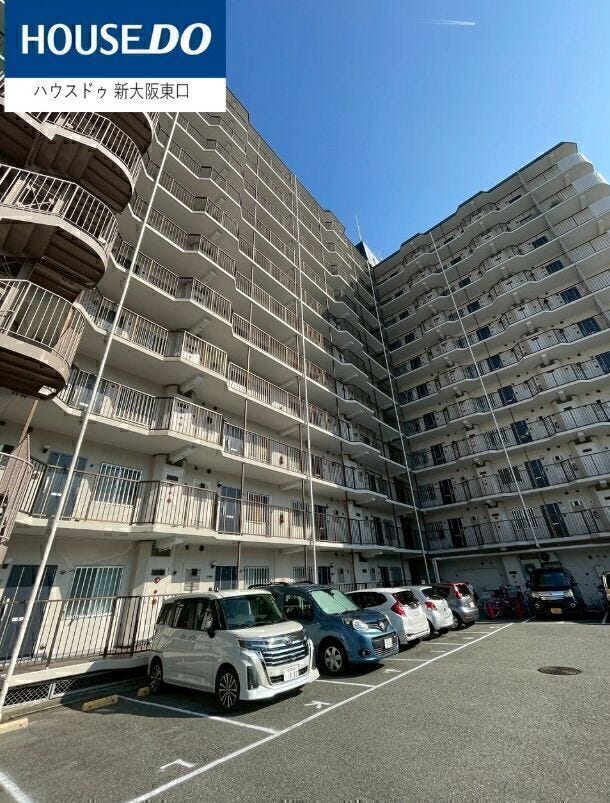 リビング
14.4帖
ダイニングテーブルの他、大きいソファーセットなども置けそうです!