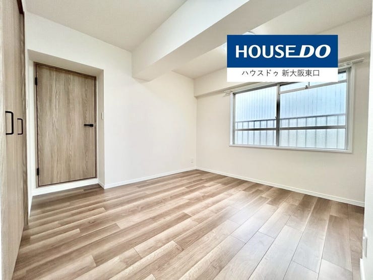 北向きと東向きに窓があり、クローゼットもある7.8帖の寝室です。