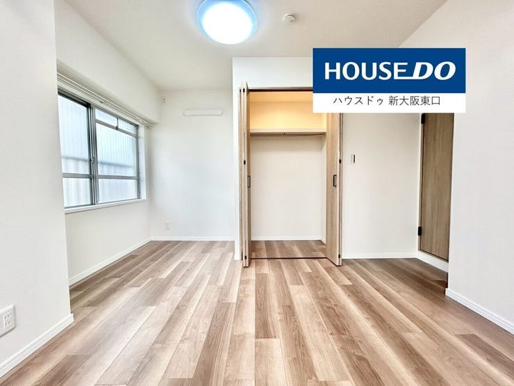 北向きと東向きに窓があり、クローゼットもある7.8帖の寝室です。