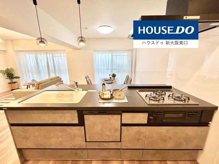 食洗器・グリル・三口コンロがある対面型システムキッチンです。