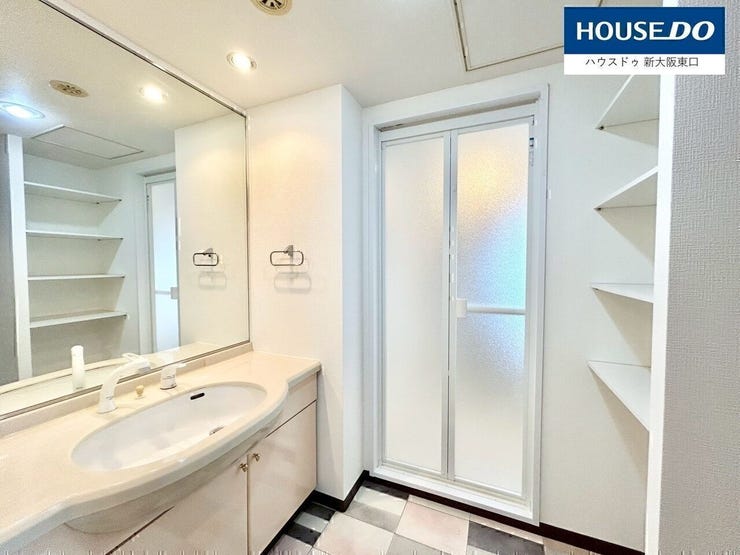 鏡が大きく収納豊富な洗面台★
棚付き収納もありバスタオルなど洗面用具の収納に大活躍!