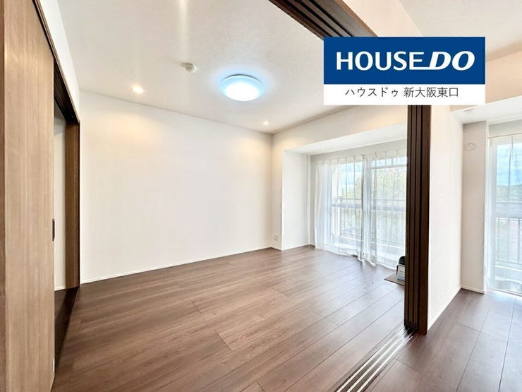 少し濃い色合いのフローリングが高級感を醸し出します。