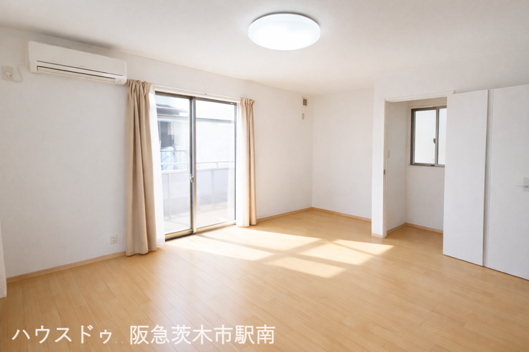 【リビング】
大きな窓から光が差し込む、開放感あふれる明るいリビング空間です。