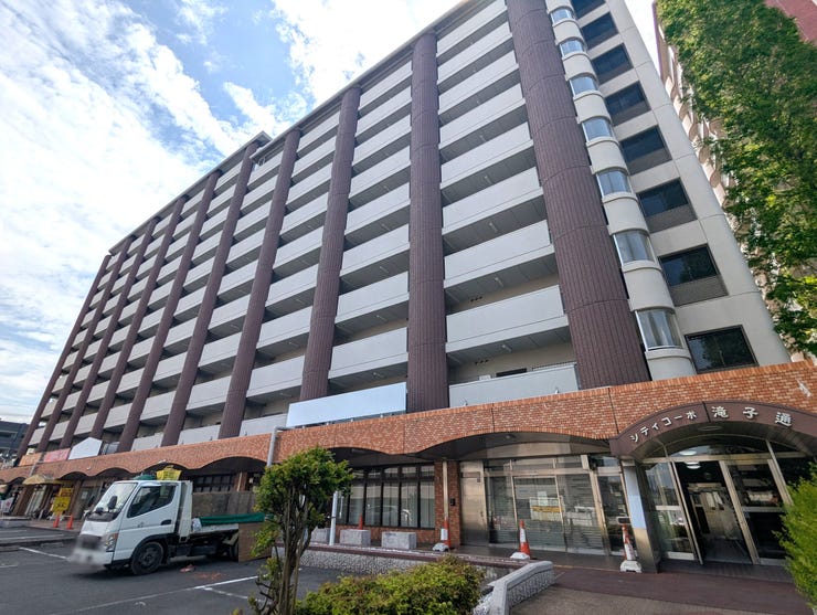【外観】
街並みに溶け込む、モダンで落ち着いたデザインの邸宅。
