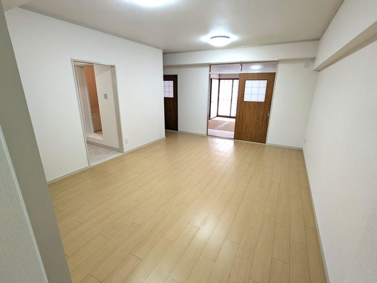 木のぬくもりとやわらかな光に包まれた、心落ち着くリビング空間。