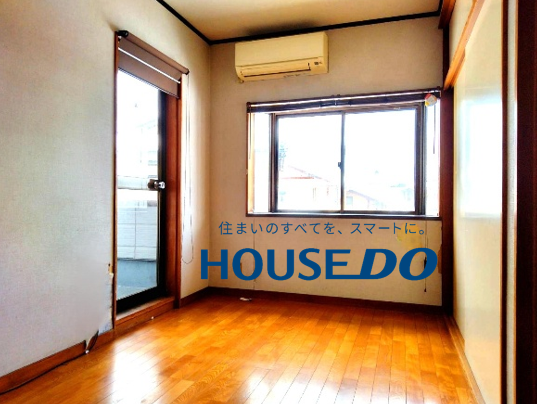 2階の洋室♪二面採光で明るい室内。風が通るのもうれしいですね♪