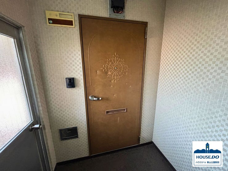 共用通路から見た玄関の様子