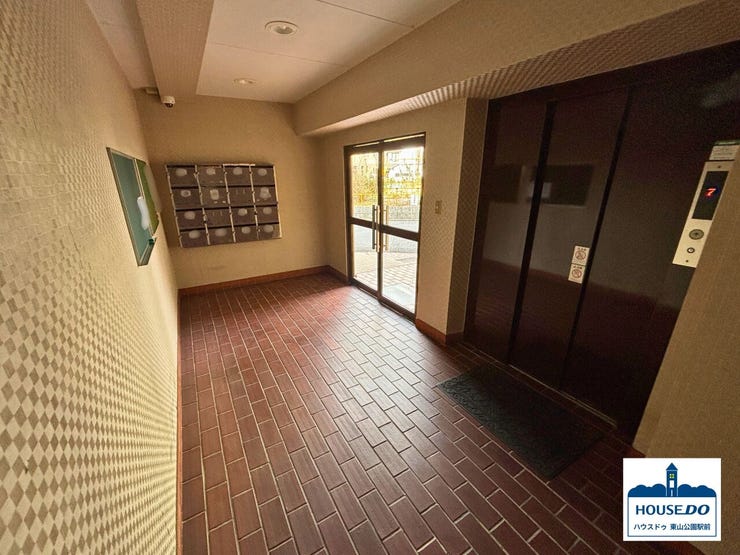 ロビーには、集合ポストがあります。
柔らかな色調がいいですね