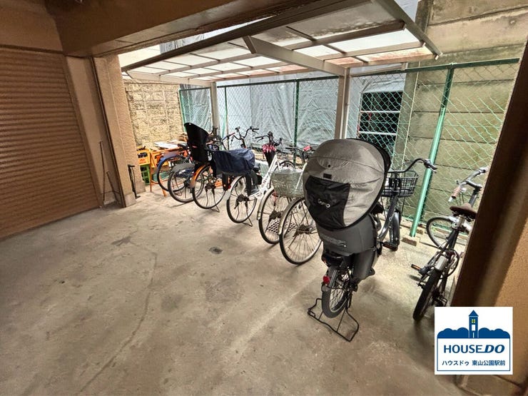 駐輪場は屋根付きです