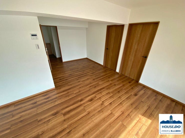 南向きの窓からたっぷりと自然光が差し込む、明るく広々としたリビングルームは、家族団欒に最適な空間です♪