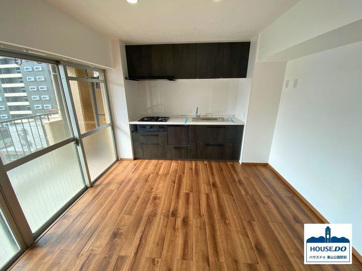 壁に向かって設置されたシンプルなキッチンは、調理中の動線がスムーズで、作業に集中しやすいのが魅力