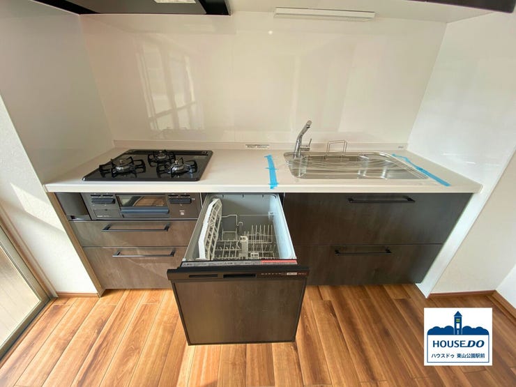 キッチンには大きめなシンク、食洗機、三口コンロなど最新の設備が整っており、調理、お片付けを効率的にサポートします
