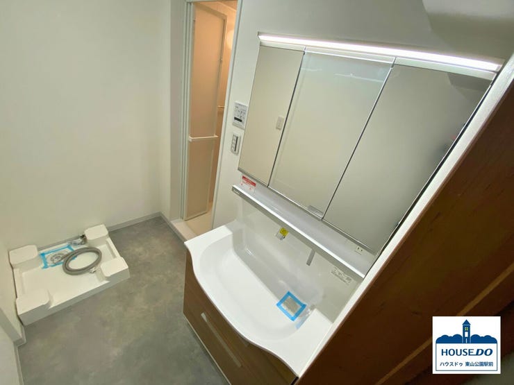 清潔感のある独立洗面台を備えた洗面所と、使い勝手の良い脱衣スペース。
朝の身支度も快適に行えます