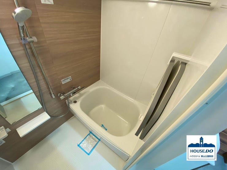 白や木目調を基調とした落ち着いた空間で、ゆったりとバスタブに浸かって一日の疲れを癒してください。
冬場に体に優しい浴室暖房、雨の日も洗濯がしやすい浴室乾燥システム付きです!