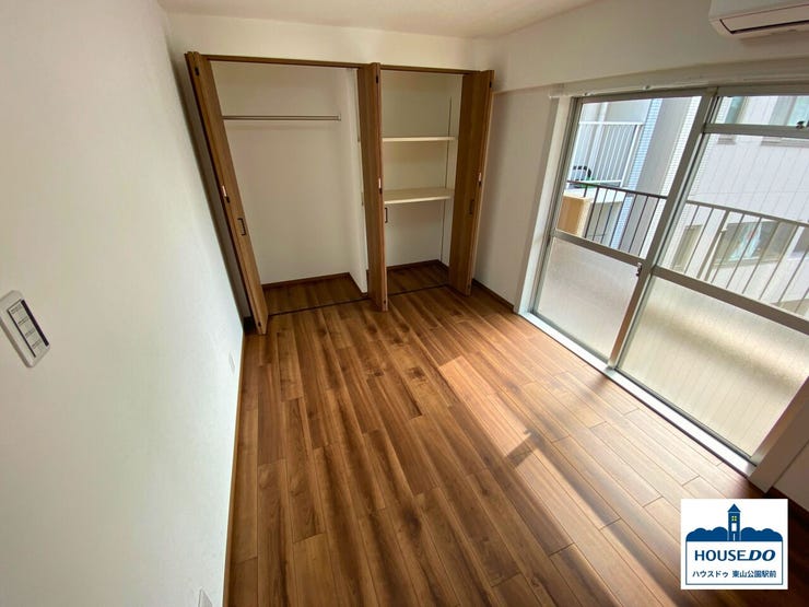 南側バルコニーに面した洋室には、大きめな収納がついています