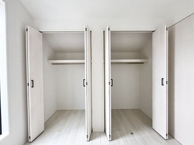ハンガーパイプ付なので衣類にしわを付ける事なくすっきり収納が可能。