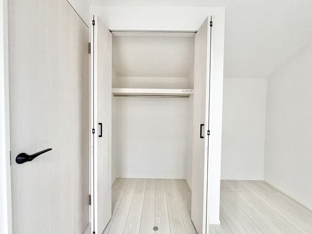 ハンガーパイプ付なので衣類にしわを付ける事なくすっきり収納が可能。