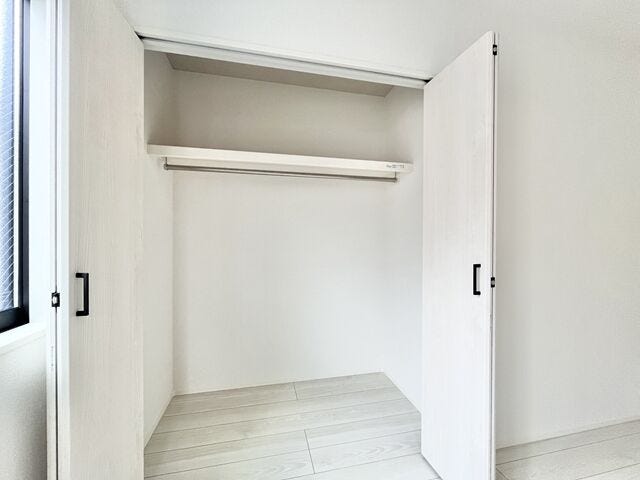 新たに家具を買わなくても良いので、ハンガーパイプ付きのクローゼットは嬉しいですね。収納が付いているのでお部屋を広く使う事ができます。