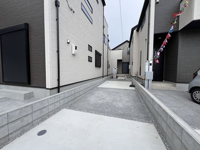 駐車場:舗装された駐車場です。2台停めて頂くことが出来ます。