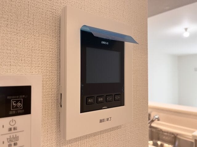 モニター付きインターホン:訪問者の顔を確認できるので防犯の効果が高まり暮らしに安心を与えてくれます。
