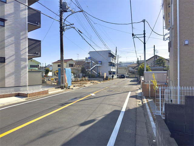 【南西側 前面道路】幅員約7m以上の前面道路です。車の出し入れもしやすく、また配達などの車が停まっていても通行出来る道幅となっています。