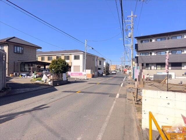 【南西側 前面道路】幅員約7m以上の前面道路です。普通車が余裕を持ってすれ違うことの出来る道幅です。もちろん、大型車も余裕を持って通行出来ます。