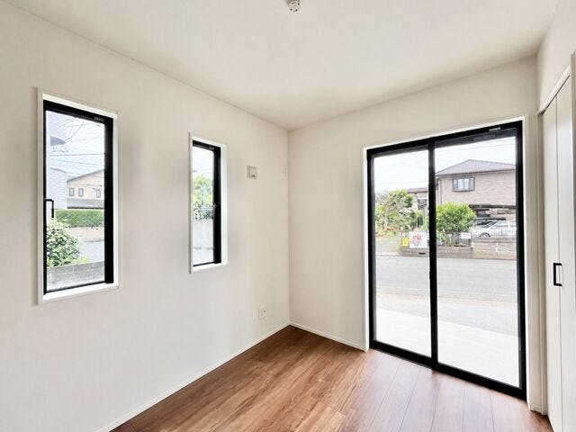 3.7帖洋室:キッチンから部屋の様子を確認しやすいのでお子様のお部屋としてもお使いいただけます。