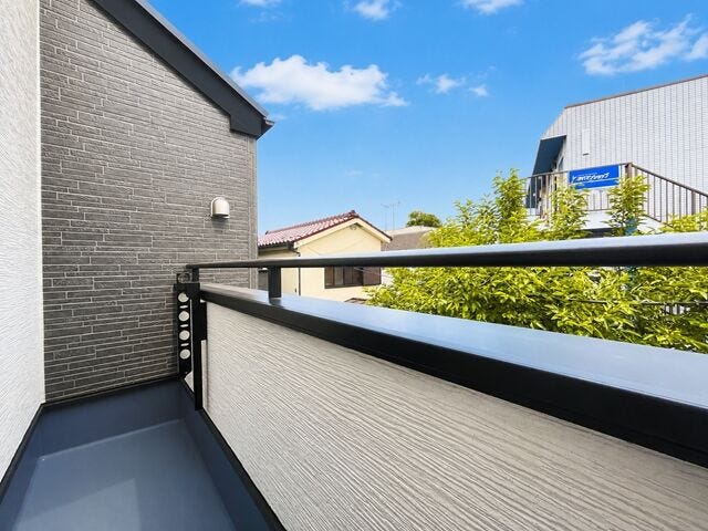 バルコニー:明るい日差したっぷりのバルコニーです♪こんな天気の良い日は気持ち良く洗濯物を干せますね!
