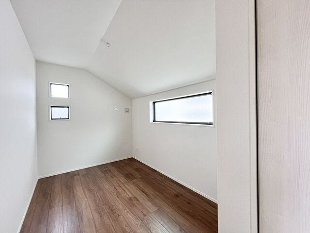 5.1帖洋室:横長の窓がたっぷりと日差しを入れてくれるので、北側にあるお部屋ですが明るい空間になっています。天気のいい日の朝は気持ちよく起きることができそうです。