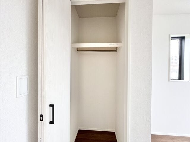 ハンガーパイプ付なので衣類にしわを付ける事なくすっきり収納が可能。