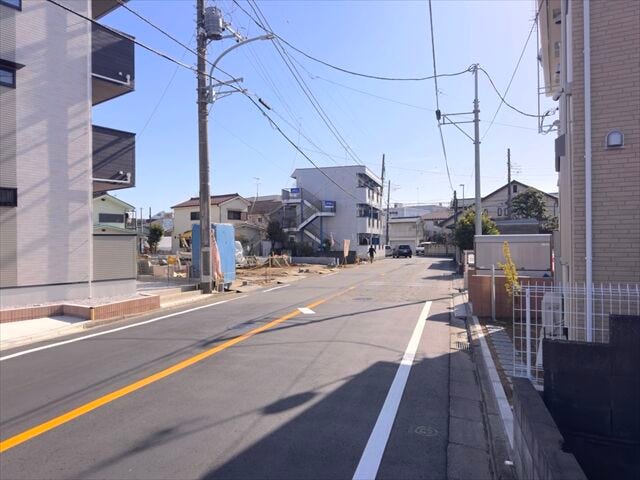 【南西側 前面道路】幅員約7m以上の前面道路です。車の出し入れもしやすく、また配達などの車が停まっていても通行出来る道幅となっています。