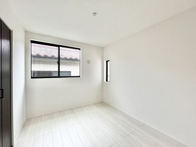 5.2洋室:南向きの窓からたっぷりと日差しが降り注ぎます。爽やかなお部屋で朝も気持ちよく起きることができそうです。