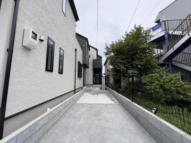 駐車場:駐車は2台可能です。自転車やバイクなどの駐輪も可能なゆとりがあります。