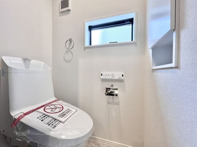 トイレ:窓があり、電気をつけなくても日中は明るく爽やかなトイレになっています。手すりがあるので、高齢の方の来客も安心ですね。