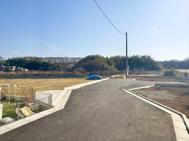 【東側 前面道路】幅員約5mの前面道路です。車がすれ違える道幅です。車1台とベビーカーですれ違っても余裕のある道幅は安心ですね。