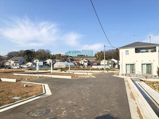 【東側 前面道路】幅員約5mの前面道路です。お子様と手を繋いで歩いている横を車が通り抜けれる道幅となっています。安心してお子様と一緒にお出掛けする事が出来ます。