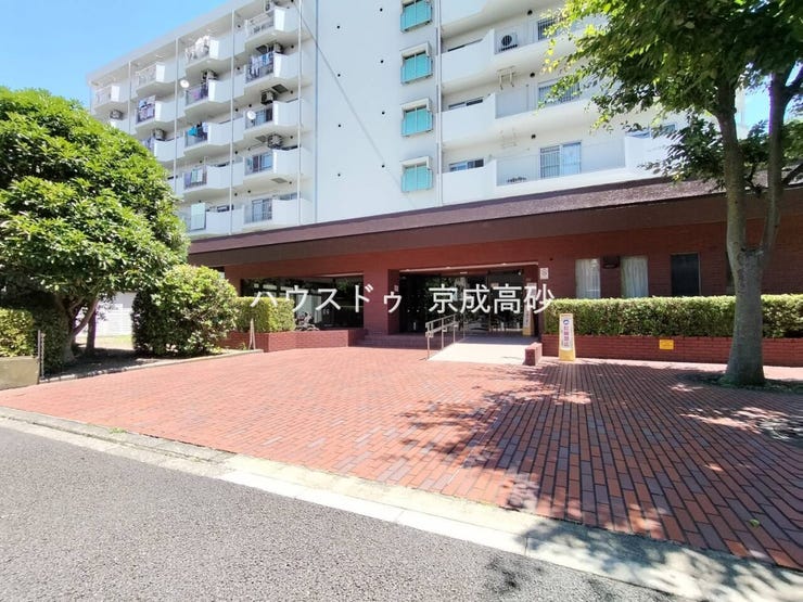 階段・スロープあり、エントランスへのアプローチ