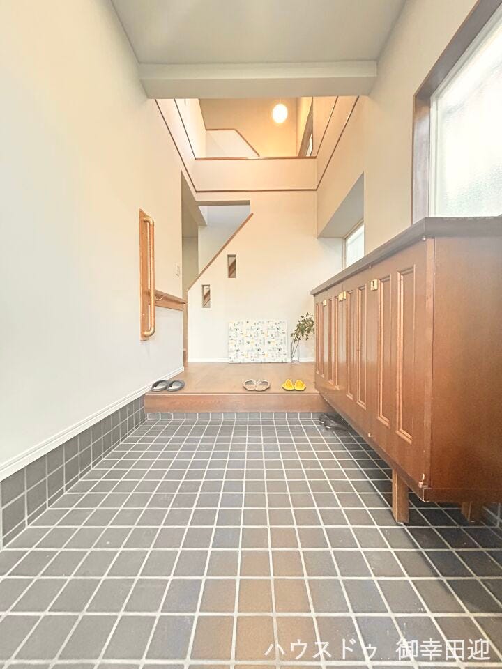 ■「ただいま」の安堵をくれる場所■訪れる人を迎え入れ、帰るたびにホッと一息つける、明るく機能的なエントランス。