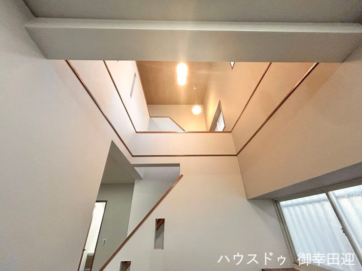 ■吹き抜け■玄関は吹き抜けになっています。開放感ある空間が◎