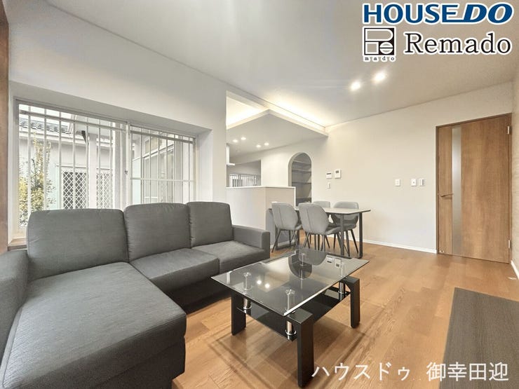 【リビング】
■家族の笑顔が集う中心地■お気に入りの家具を迎え、窓からは心地の良い光が差し込みます。※CGで家具を配置しています。