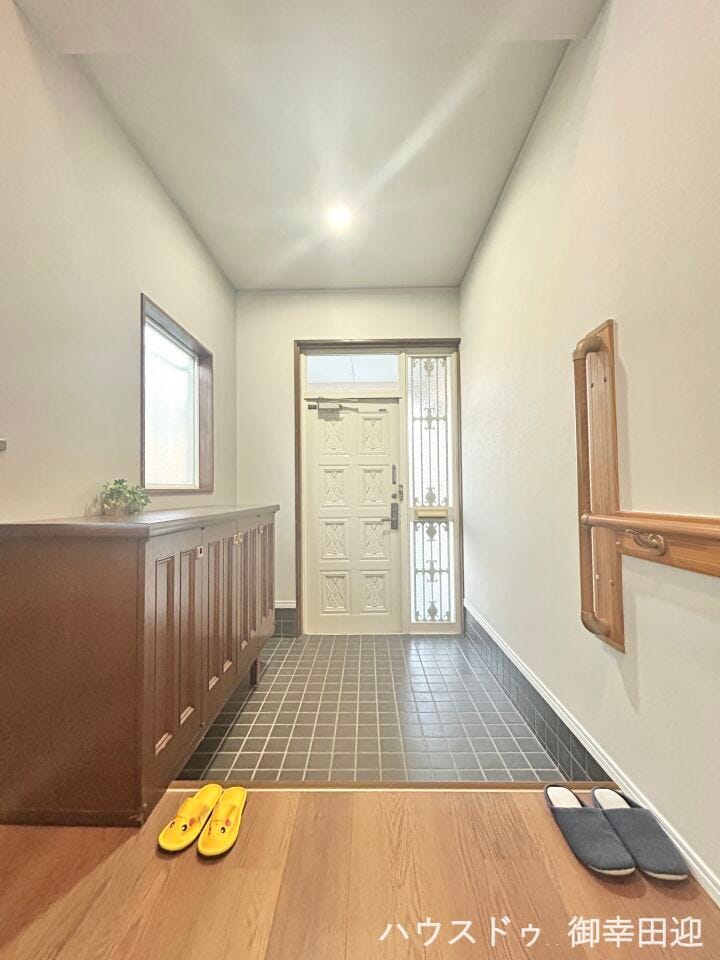 ■「ただいま」の安堵をくれる場所■訪れる人を迎え入れ、帰るたびにホッと一息つける、明るく機能的なエントランス。