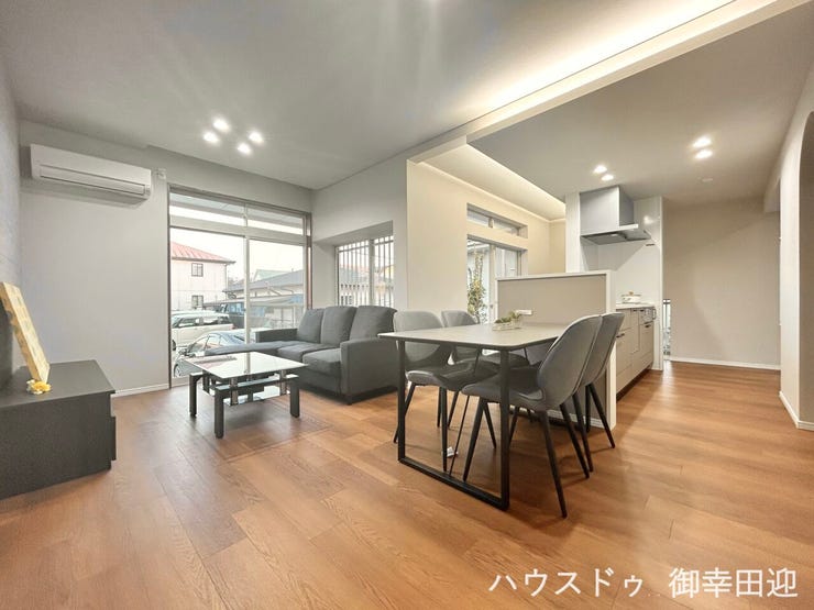 ■安らぎと笑顔の中心地■陽光が優しく降り注ぎ、会話が自然と弾む。ここでは、毎日が特別な時間へと変わります。